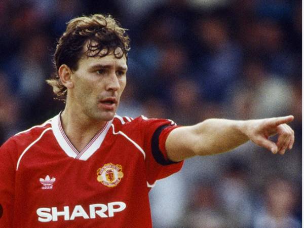 Tiền vệ Bryan Robson