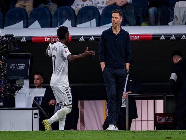 Tin BĐ: Vinicius tuyệt giao Xabi Alonso trong phòng thay đồ Real