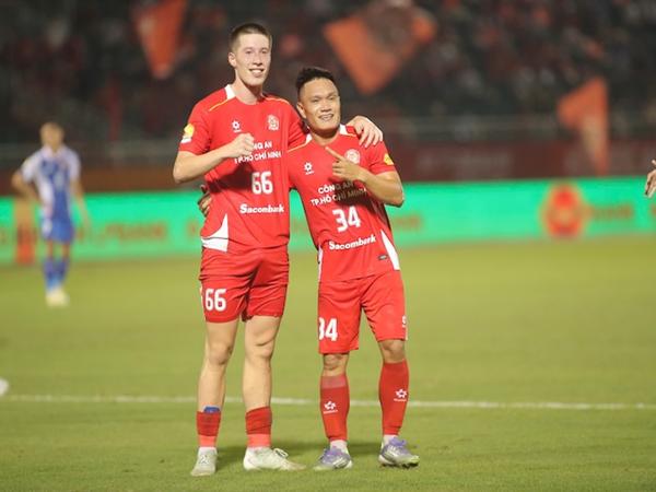 Enrick ấn định chiến thắng 3-0 trên chấm phạt đền