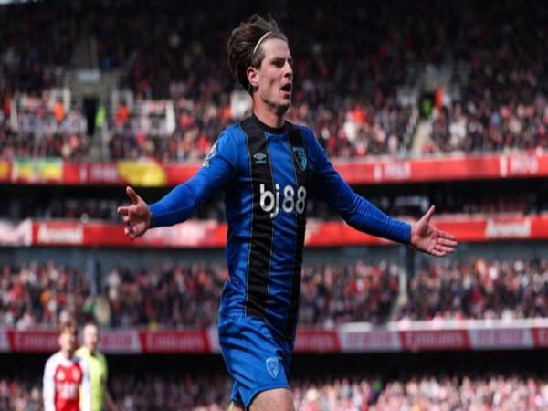 Alex Scott tài năng trẻ bùng nổ tại Ngoại hạng Anh